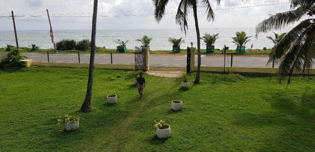 Nalendra Villa - Oceanfront Hikkaduwa Extérieur photo