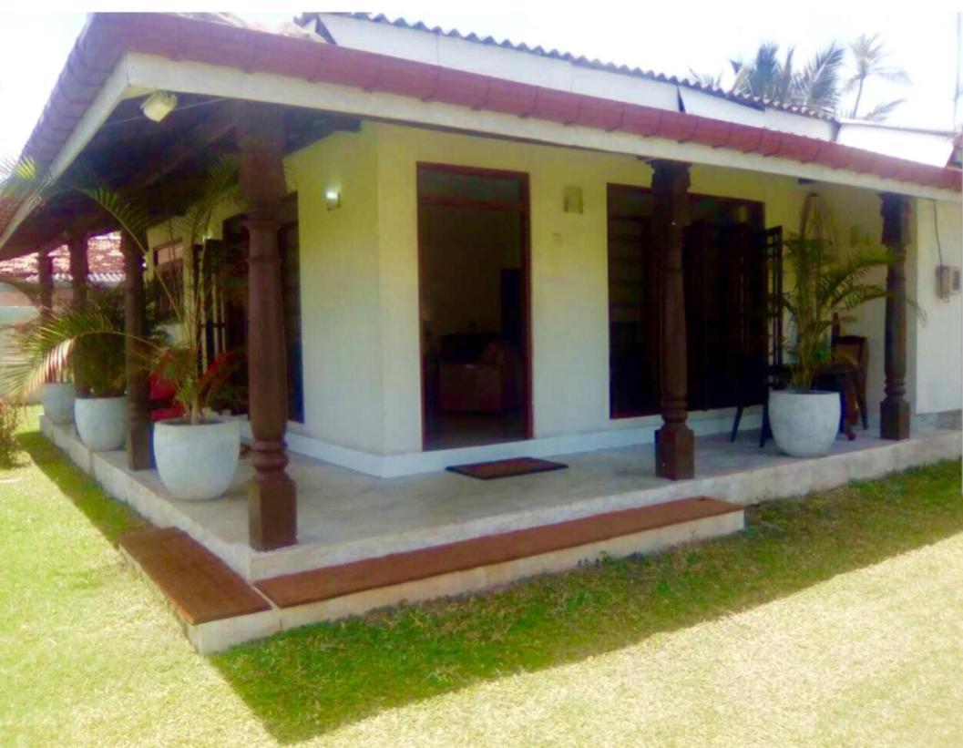 Nalendra Villa - Oceanfront Hikkaduwa Extérieur photo